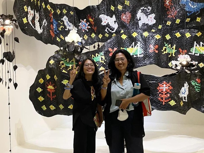 Lily Elserisa (kiri). Ilustrator yang kini bergabung dengan TacTic, berkarya mengolah sampah plastik jadi karya seni.