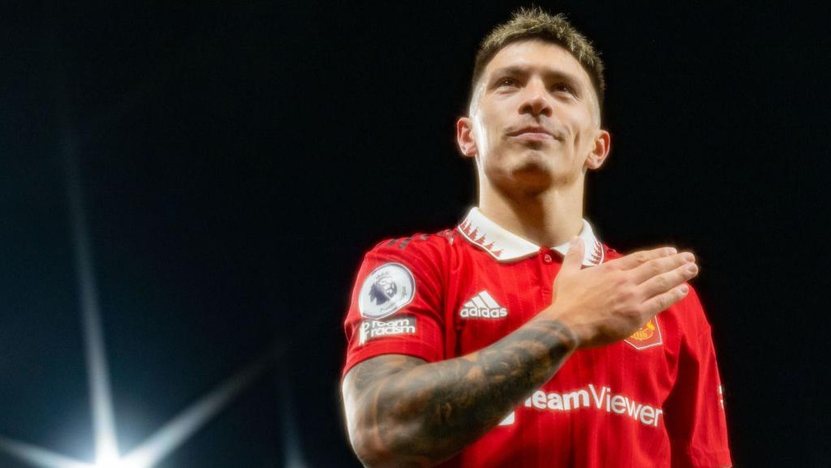 Lisandro Martinez, bek mungil Manchester United, yang sukses menjebol gawang Arsenal via sundulan. (Foto: Manchester United via Getty Imag/Ash Donelon)