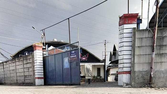 Lokasi suami tusuk istri di parkiran pabrik PT BMI Margomulyo Surabaya.