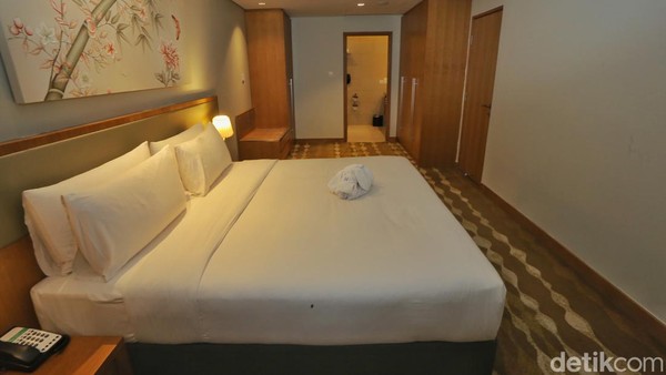Sebagai hotel yang terletak di salah satu kawasan perdagangan Jakarta, hotel ini menawarkan banyak pilihan kamar dengan fasilitas yang memadai. Terdapat 442 kamar dengan ukuran yang sangat luas. Kamar dengan tipe paling rendah saja memiliki ukuran 40 meter persegi. Â Sebagai hotel yang terletak di salah satu kawasan perdagangan Jakarta, hotel ini menawarkan banyak pilihan kamar dengan fasilitas yang memadai. Terdapat 442 kamar dengan ukuran yang sangat luas. Kamar dengan tipe paling rendah saja memiliki ukuran 40 meter persegi. Â