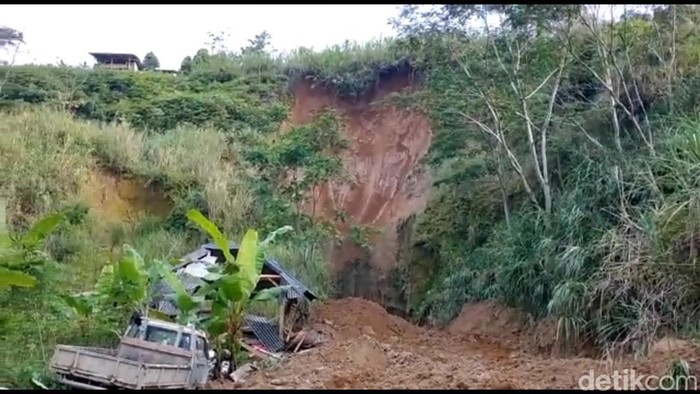 Longsor di Desa Sukamanah, Purwakarta.