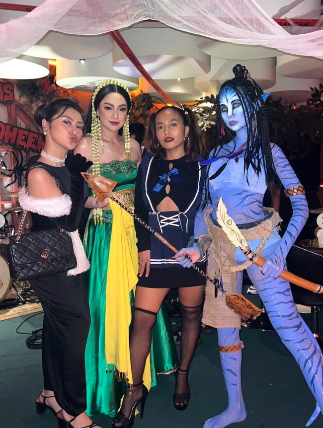 Sebelum cosplay menjadi Avatar, Lucinta Luna juga sempat terlihat berdandan menyerupai Nyai Roro Kidul dengan busana berwarna hijau dan rambut panjang, lengkap dengan mahkota di kepalanya. Foto: Instagram/@lucintaluna_manjalita