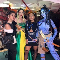 Sebelum cosplay menjadi Avatar, Lucinta Luna juga sempat terlihat berdandan menyerupai Nyai Roro Kidul dengan busana berwarna hijau dan rambut panjang, lengkap dengan mahkota di kepalanya. Foto: Instagram/@lucintaluna_manjalita