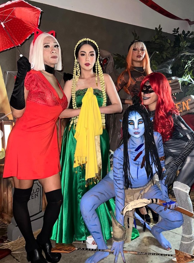 Dalam foto-foto yang dibagikan terlihat Lucinta Luna berpose bersama para rekan artisnya yang juga hadir di acara pesta Halloween yang didatanginya tersebut. Tampak Aming, Celine Evangelista, Jesslyn Lim, dan beberapa lainnya turut hadir memeriahkan acara. Foto: Instagram/@lucintaluna_manjalita