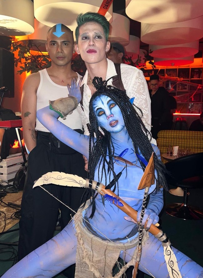 Untuk bertransformasi menjadi Avatar, Lucinta Luna dibantu dengan tim dari Face Painting Jakarta. Karena penampilannya yang totalitas Lucinta Luna pun berhasil menjadi juara 1 kategori kostum terbaik di acara Halloween yang didatanginya. Foto: Instagram/@lucintaluna_manjalita
