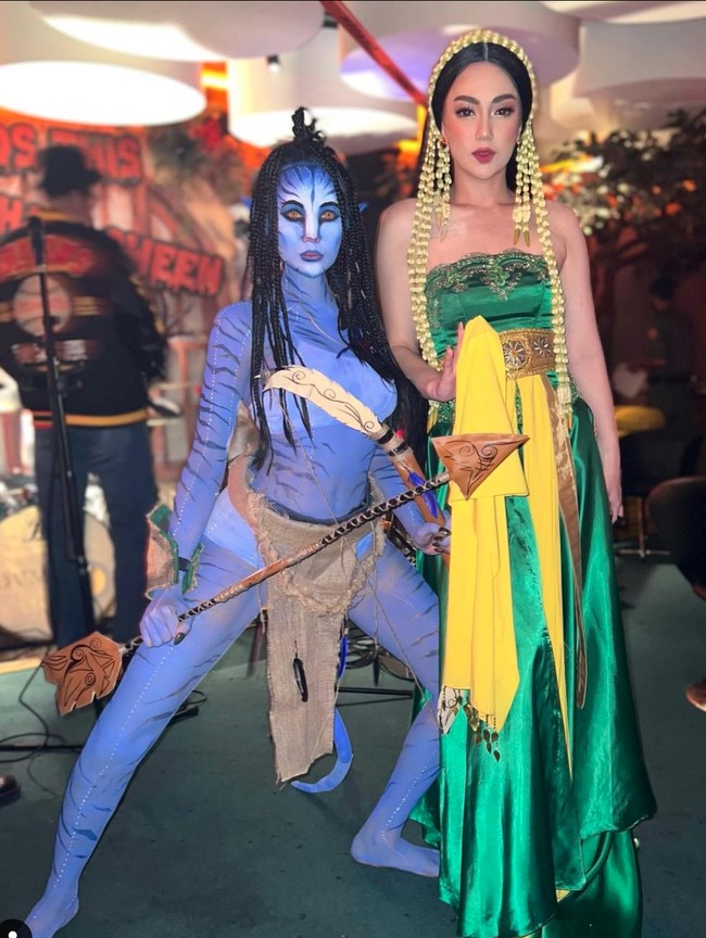 Penampilan Lucinta Luna makin terlihat menyeramkan dengan softlens berwarna hijau terang dan mata yang dirias mengenakan eyeliner berwarna hitam. Untuk melengkapi penampilannya, Lucinta membawa sebuah busur panah khas karakter Avatar. Foto: Instagram/@lucintaluna_manjalita