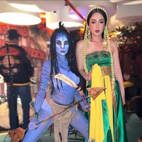 Penampilan Lucinta Luna makin terlihat menyeramkan dengan softlens berwarna hijau terang dan mata yang dirias mengenakan eyeliner berwarna hitam. Untuk melengkapi penampilannya, Lucinta membawa sebuah busur panah khas karakter Avatar. Foto: Instagram/@lucintaluna_manjalita