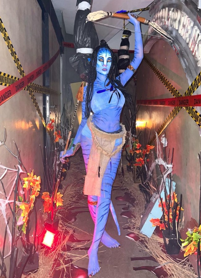 Dalam foto terlihat Lucinta Luna yang mewarnai kulit tubuhnya menjadi serba biru ditambah dengan loreng-loreng berwarna hitam. Seperti karakter Avatar, Lucina Luna mengenakan wig rambut panjang hitam yang seluruhnya sudah terkepang kecil-kecil. Foto: Instagram/@lucintaluna_manjalita