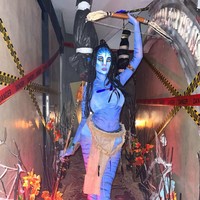 Dalam foto terlihat Lucinta Luna yang mewarnai kulit tubuhnya menjadi serba biru ditambah dengan loreng-loreng berwarna hitam. Seperti karakter Avatar, Lucina Luna mengenakan wig rambut panjang hitam yang seluruhnya sudah terkepang kecil-kecil. Foto: Instagram/@lucintaluna_manjalita