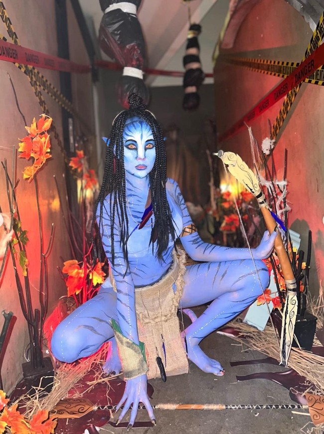 Foto-foto Lucinta Luna cosplay jadi Avatar itu kemudian diunggahnya ke akun Instagram pribadi miliknya. Lucinta menyebut penampilannya itu sebagai ‘Avatar Wati’. Tak butuh waktu lama, gaya Halloween ala Lucinta Luna pun langsung mencuri atensi. Foto: Instagram/@lucintaluna_manjalita