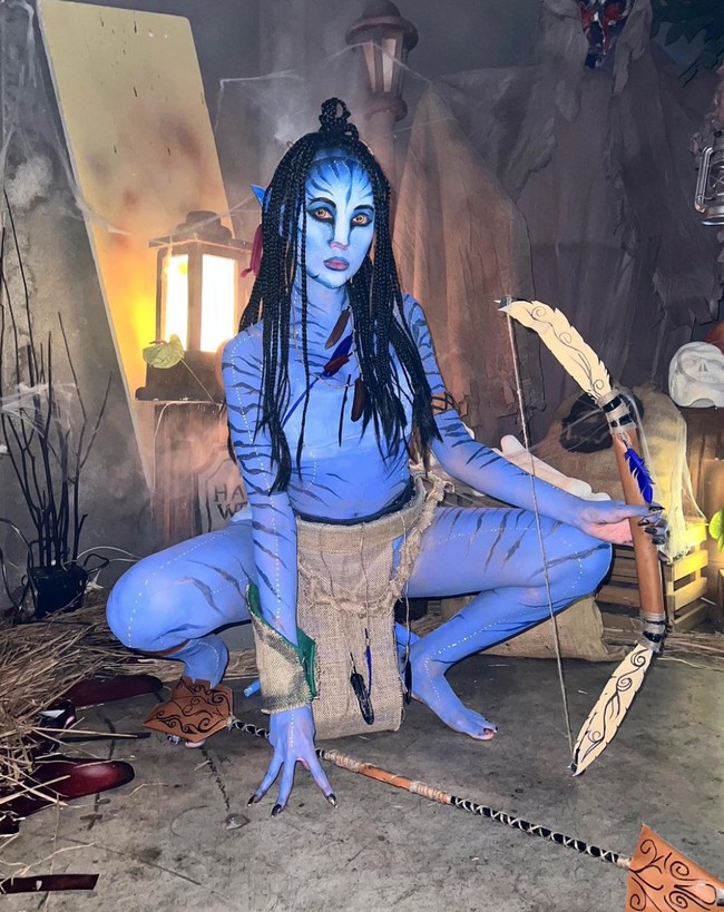 Lucinta Luna tampil maksimal saat merayakan Halloween 2022. Ia mengubah dirinya jadi mirip karakter Avatar dengan tubuh serba biru. Foto: Instagram/@lucintaluna_manjalita