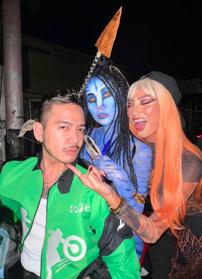 Penampilan Lucinta Luna cosplay sebagai Avatar pun mencuri atensi netizen. Tak sedikit yang memuji, sementara beberapa tampak memberikan komentar nyeleneh terkait penampilannya. “Ini konsep nya pulu” ap little Krisna si,” komentar salah seorang netizen. Foto: Instagram/@lucintaluna_manjalita