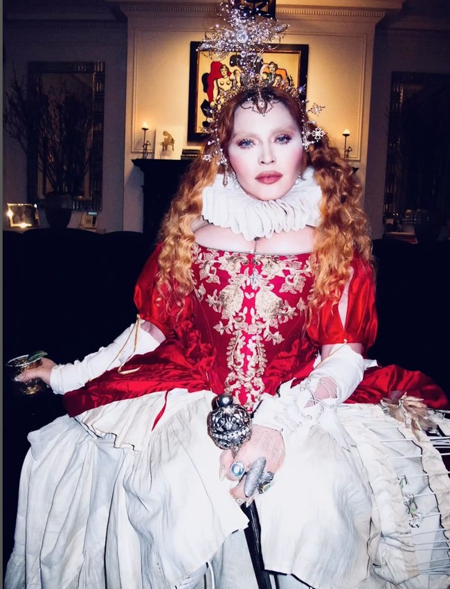 Euforia pesta kostum Halloween 2022 tak dilewatkan Madonna. Penampilan Queen of Hearts dari novel Alice in Wonderland karya Lewis Carroll menjadi inspiras sang Queen of Pop. Menariknya, ia melengkapi gayanya dengan aksesori buatan desainer Indonesia, yakni Rinaldy A. Yunardi. (Foto: Dok. Madonna)