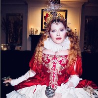 Euforia pesta kostum Halloween 2022 tak dilewatkan Madonna. Penampilan Queen of Hearts dari novel Alice in Wonderland karya Lewis Carroll menjadi inspiras sang Queen of Pop. Menariknya, ia melengkapi gayanya dengan aksesori buatan desainer Indonesia, yakni Rinaldy A. Yunardi. (Foto: Dok. Madonna)