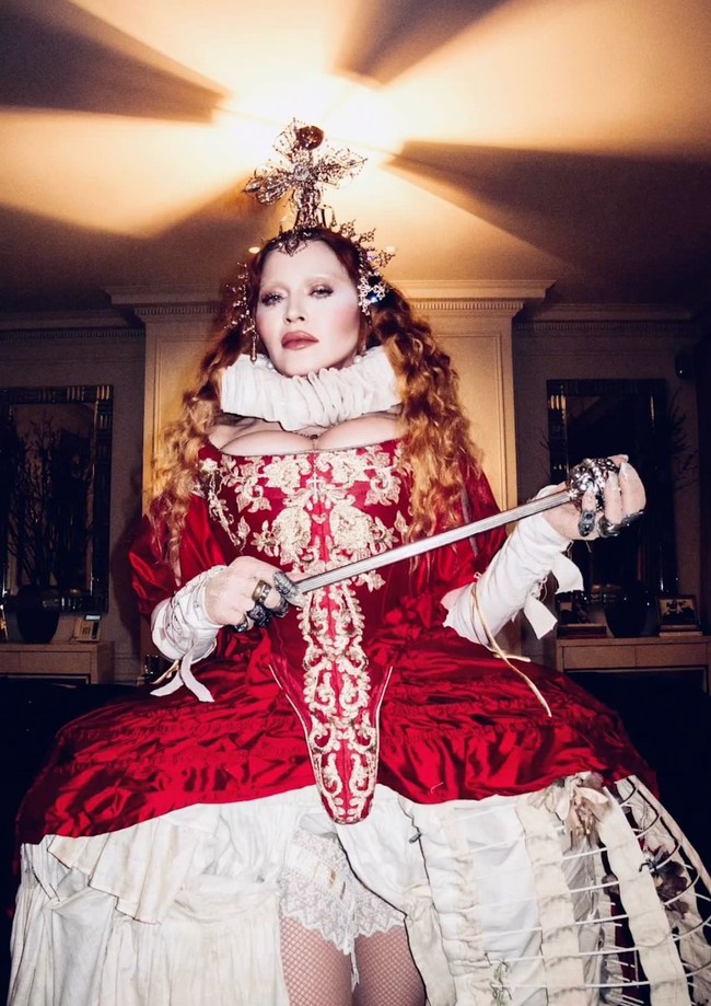 Yungyung, begitu sapaan akrabnya, mengunggah penampilan Madonna tersebut di Instagram. Tampak penyanyi Frozen itu berpose dengan gaun yang bergaya era Victoria dan semacam mahkota dengan hiasan menyerupai salib. Kepada Wolipop, ia mengaku bangga Madonna mau memakai karyanya lagi, kali ini sebuah headpiece yang menghiasi kepalanya. Adapun proses pembuatannya dimulai sebulan lalu. (Foto: Dok. Madonna)
