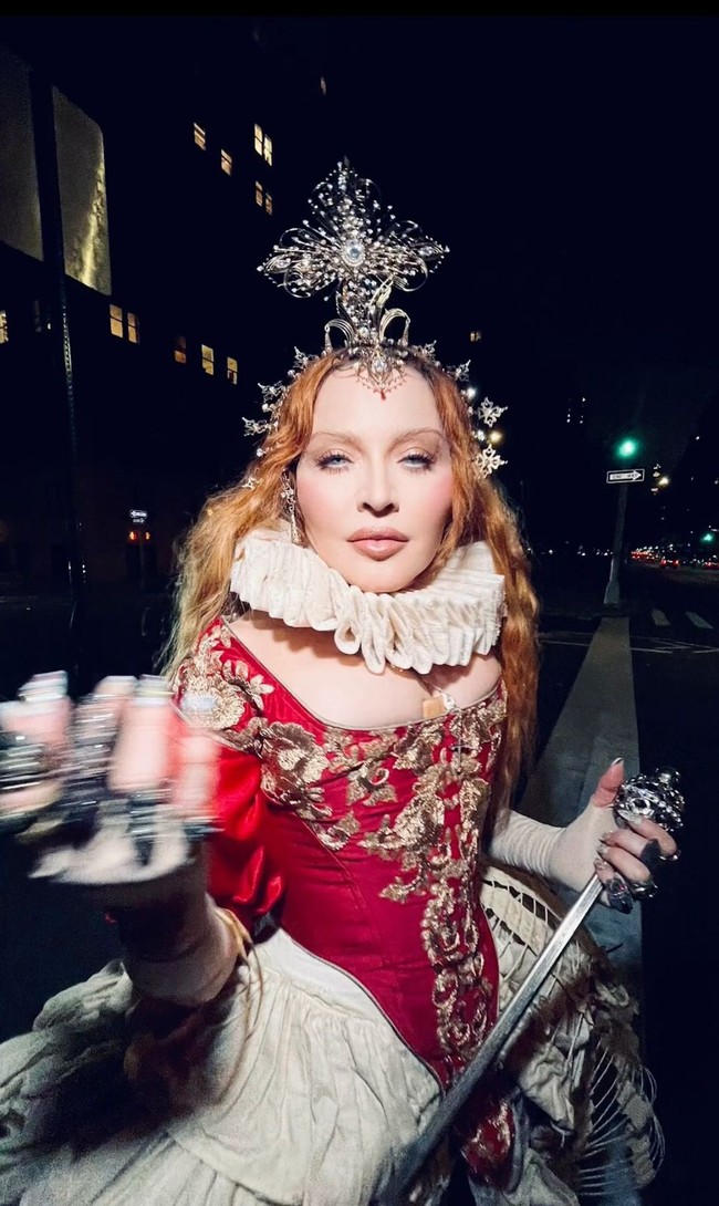 Tim Madonna, lanjut Yungyung, tak memberikan arahan lain. Seperti sebelumnya, tak diberi tahu pula soal acara dan busana yang akan Madonna pakai sehingga menjadi tantangan lain. Tak hanya itu, permintaan datang di tengah kesibukan Yungyung mempersiapkan koleksi untuk Jakarta Fashion Week 2023. (Foto: Dok. Pribadi)