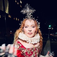 Tim Madonna, lanjut Yungyung, tak memberikan arahan lain. Seperti sebelumnya, tak diberi tahu pula soal acara dan busana yang akan Madonna pakai sehingga menjadi tantangan lain. Tak hanya itu, permintaan datang di tengah kesibukan Yungyung mempersiapkan koleksi untuk Jakarta Fashion Week 2023. (Foto: Dok. Pribadi)