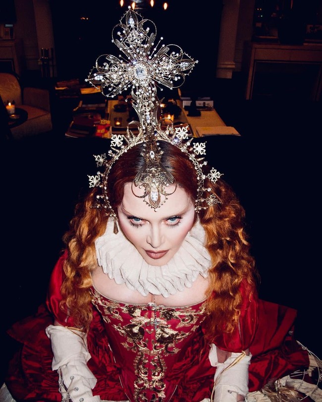 Namun, apapun ia lakukan demi sang idola. Yungyung bersyukur karyanya selesai sesuai permintaan. Lebih bahagia lagi ketika Madonna nge-tag nama saya di Instagram sebagai ungkapan apresiasi. katanya. Soal harga, ia tidak mau mengungkapnya. Namun, bukan masalah baginya untuk memberikan karyanya kepada Madonna secara gratis. Seperti headpiece yang di MET Gala, dia minta ya saya kasih. Siapa yang bisa menolak seorang Madonna, katanya. (Foto: Dok. Pribadi)