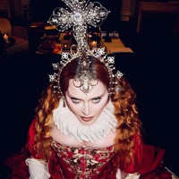 Namun, apapun ia lakukan demi sang idola. Yungyung bersyukur karyanya selesai sesuai permintaan. Lebih bahagia lagi ketika Madonna nge-tag nama saya di Instagram sebagai ungkapan apresiasi. katanya. Soal harga, ia tidak mau mengungkapnya. Namun, bukan masalah baginya untuk memberikan karyanya kepada Madonna secara gratis. Seperti headpiece yang di MET Gala, dia minta ya saya kasih. Siapa yang bisa menolak seorang Madonna, katanya. (Foto: Dok. Pribadi)