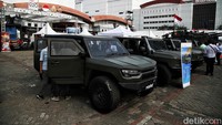 Pengunjung melihat-lihat rantis Pindad yang dipamerkan di Indo Defence 2022 Expo & Forum.