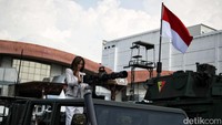 Pengunjung menjajal menaiki rantis Pindad. Dia juga sempat mengamati sejumlah persenjataan yang dimiliki rantis tersebut.