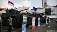 PT Pindad memamerkan kendaraan taktis (rantis) di halaman JIExpo Kemayoran, Jakarta Pusat.