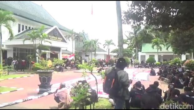 massa berpakaian hitam datangi kejari malang massa berpakaian hitam datangi kejari malang