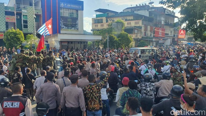 Massa simpatisan aktivis Papua Merdeka, Filep Karma.