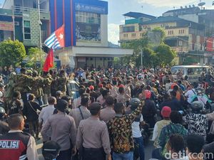 Momen Simpatisan Filep Karma Kibarkan Bendera Bintang Kejora-KNPB di Jayapura