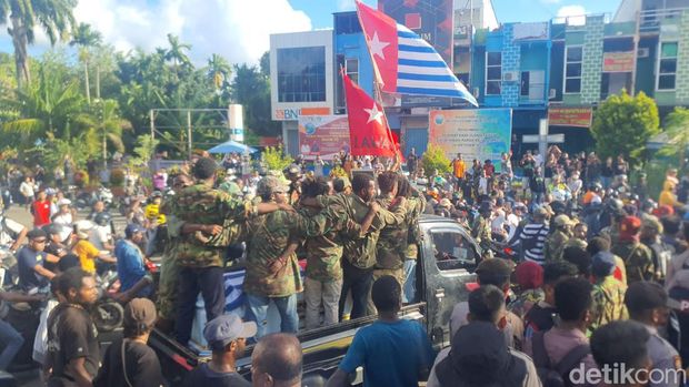 Massa simpatisan aktivis Papua Merdeka, Filep Karma