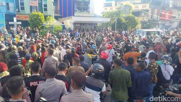 Massa simpatisan aktivis Papua Merdeka, Filep Karma.