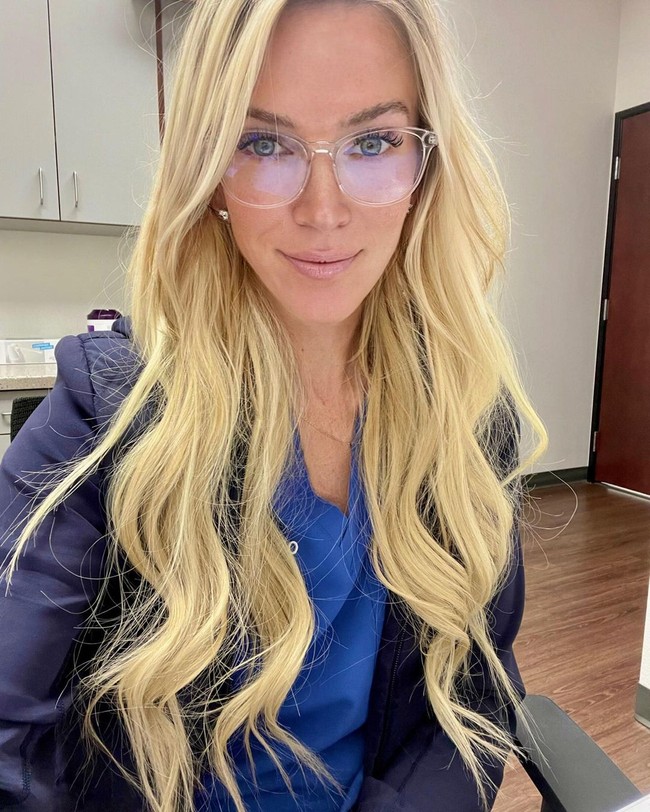 Dr. Medina Culver adalah dokter yang viral di media sosial karena pesonanya. Sayangnya tak hanya pujian, beberapa orang memberikan komentar bernada seksis terkait penampilannya. Ia bahkan disebut terlalu cantik untuk jadi seorang dokter.Foto: Instagram @drculver