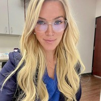 Dr. Medina Culver adalah dokter yang viral di media sosial karena pesonanya. Sayangnya tak hanya pujian, beberapa orang memberikan komentar bernada seksis terkait penampilannya. Ia bahkan disebut terlalu cantik untuk jadi seorang dokter.Foto: Instagram @drculver