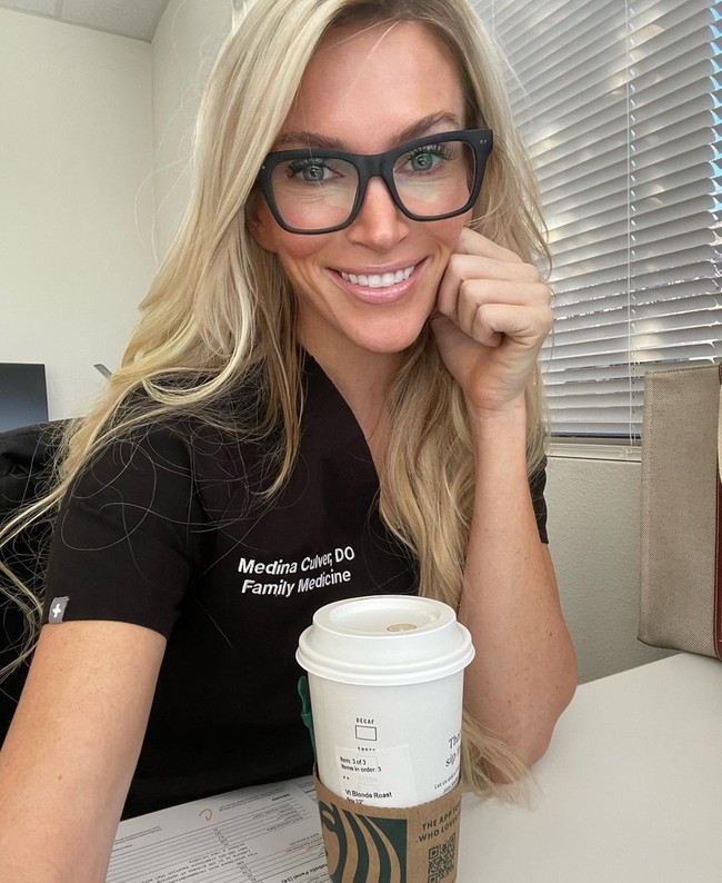 Stigma ini harus berubah. Punya anak itu hebat kalau kamu siap. Sebuah keluarga itu hebat kalau kamu siap. Jika kamu tidak siap juga tidak apa-apa. Ada new normal dan new normal itu fokus pada membangun karier, kerajaan, dan perkembangan personal. Jadi tolong berhenti berhadap semua orang muat dalam cetakan orang tua kita dan mereka. Buat cetakan sendiri, ujarnya.Foto: Instagram @drculver