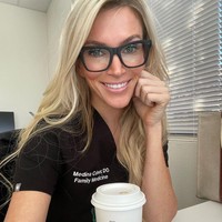 Stigma ini harus berubah. Punya anak itu hebat kalau kamu siap. Sebuah keluarga itu hebat kalau kamu siap. Jika kamu tidak siap juga tidak apa-apa. Ada new normal dan new normal itu fokus pada membangun karier, kerajaan, dan perkembangan personal. Jadi tolong berhenti berhadap semua orang muat dalam cetakan orang tua kita dan mereka. Buat cetakan sendiri, ujarnya.Foto: Instagram @drculver