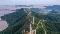 Penampakan turbin angin berputar di Qushandao Wind Farm, Kota Zhoushan, Provinsi Zhejiang, China, Selasa (1/11/2022).  