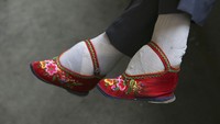 Semakin kecil ukutan kaki seorang wanita, maka ia akan dianggap semakin cantik. Tak hanya itu, status sosial yang dimiliki juga akan semakin tinggi. (China Photos/Getty Images)