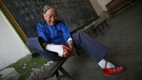 Selain sebagai simbol kecantikan, tradisi ini juga dianggap sebagai lambang kesetiaan wanita kepada suaminya. Kaki kecil yang dimiliki sang wanita membuktikan bahwa mereka berasal dari keluarga yang baik dan tidak akan selingkuh. (China Photos/Getty Images)