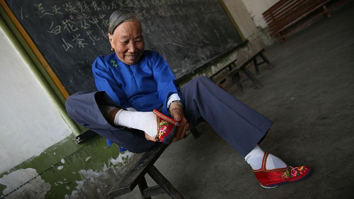 Mengenal Tradisi Meremukkan Kaki yang Dijuluki Simbol Kecantikan Tradisi Lotus Feet menjadi tradisi yang harus dilakukan oleh para wanita di Tiongkok Zaman dulu. Tradisi ini dikenal dengan meremukkan jari kaki sehingga terlihat mungil.