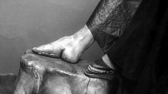 Tradisi Lotus Feet menjadi tradisi yang harus dilakukan oleh para wanita di Tiongkok Zaman dulu. Tradisi ini dikenal dengan meremukkan jari kaki sehingga terlihat mungil.