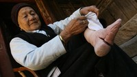 Salah satu alasan dinamakan Lotus Feet yaitu, kaki mereka harus terikat sempurna untuk membentuk bunga lotus yang tertutup. Maka dari itu, tradisi ini dijuluki sebagai simbol kecantikan wanita Tiongkok. (Mark Ralston/Getty Images)