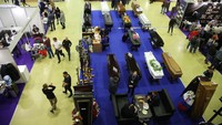 Sejumlah barang ditampilkan dalam pameran tersebut seperti peti mati, baju berkabung dan salib.  