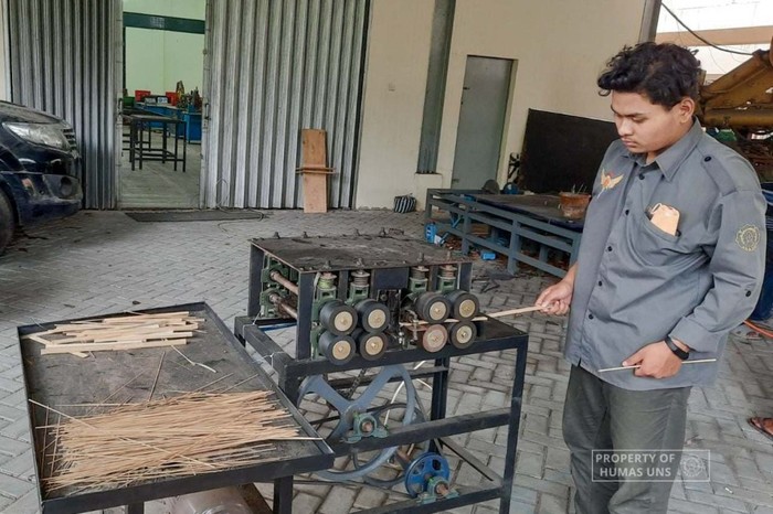 Grup Riset Program Studi (Prodi) D-3 Teknik Mesin Sekolah Vokasi (SV) UNS ciptakan inovasi alat serut bambu