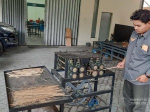 Tim Vokasi UNS Ciptakan Inovasi Alat Serut Bambu untuk Sangkar Burung