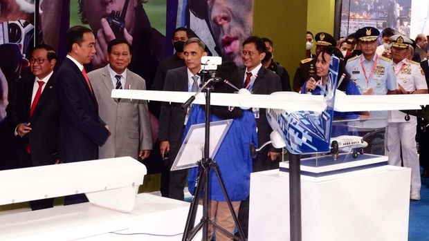 Presiden Joko Widodo (Jokowi) beserta Menteri Pertahanan Prabowo Subianto mengunjungi booth PTDI di Indo Defence Expo & Forum 2022. Begini momennya.