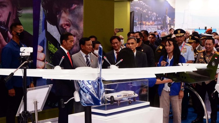 Mesranya Jokowi-Prabowo Lihat Miniatur Pesawat Amfibi Made in Bandung Presiden Joko Widodo (Jokowi) beserta Menteri Pertahanan Prabowo Subianto mengunjungi booth PTDI di Indo Defence Expo & Forum 2022. Begini momennya.