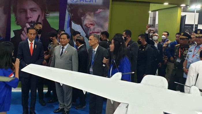 Presiden Joko Widodo (Jokowi) beserta Menteri Pertahanan Prabowo Subianto mengunjungi booth PTDI di Indo Defence Expo & Forum 2022. Begini momennya.