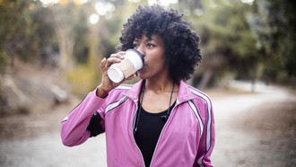 Minum Kopi Sebelum Lari Bisa Tingkatkan Performa? Ada Benarnya Sih, Tapi...