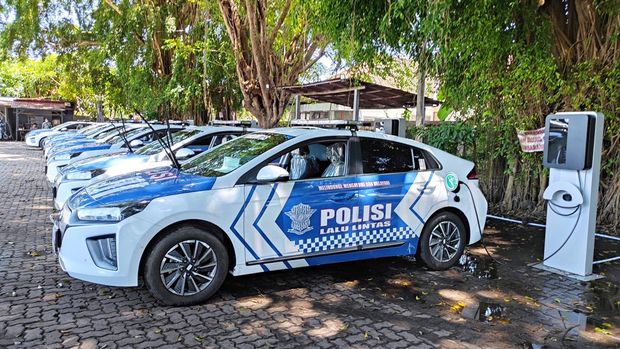Mobil dan sepeda motor listrik yang dipakai oleh polisi merupakan hasil pengadaan dari Markas Besar Kepolisian RI (Mabes Polri) lewat Korps Lalu Lintas. Mobil dan sepeda motor listrik tersebut dikirim ke Pulau Dewata untuk mengawal delegasi G20.