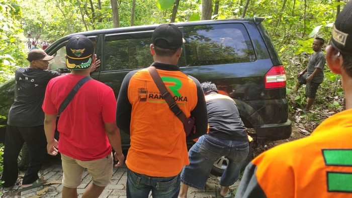 mobil kesasar di makam keramat ponorogo